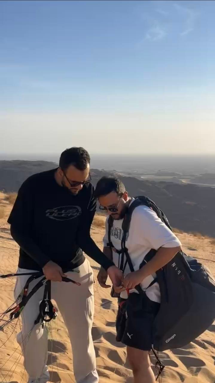 تجهيز حزام ومعدات الطيران الشراعي قبل الانطلاق
